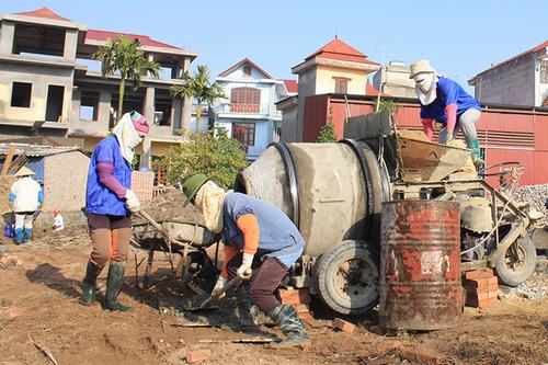 Về làng của những người phụ nữ “đổ bê tông”