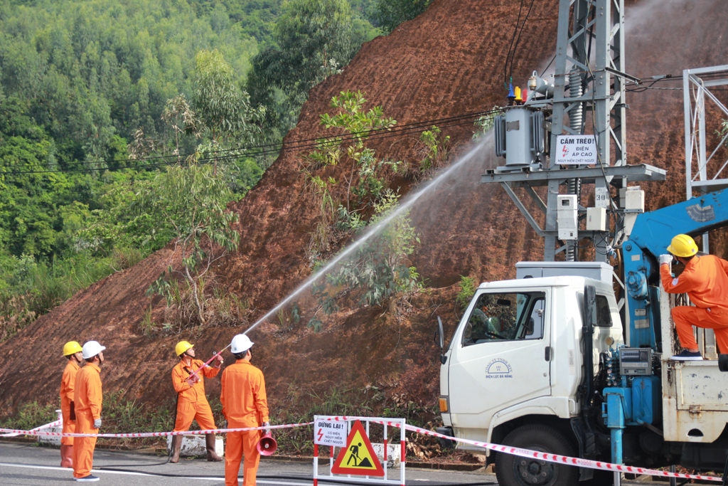 Vệ sinh lưới điện bằng nước áp lực cao