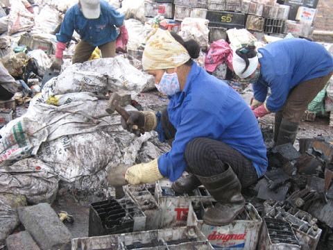 Thôn Đông Mai hoảng loạn vì con em ngộ độc chì hàng loạt